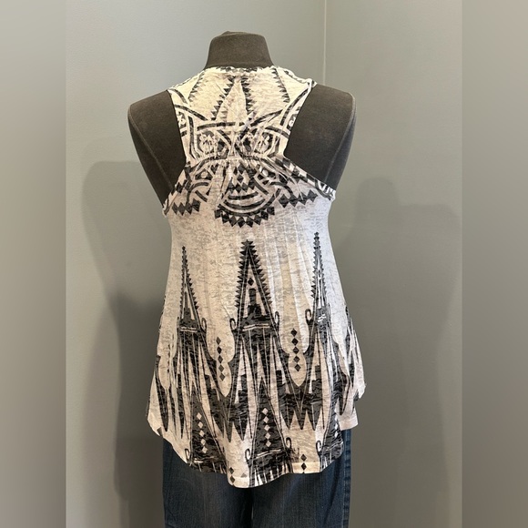 Cultureplug abstract lightweight vneck top Size Medium - Picture 5 of 7